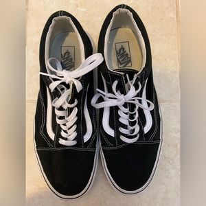 Men’s black vans size 11. Needs a little cleaning. Fair condition.